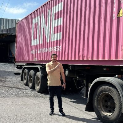 Renan Vicari, analista de exportação da Rinaldi, ao lado do primeiro container rumo as Filipinas. Crédito: Divulgação Rinaldi