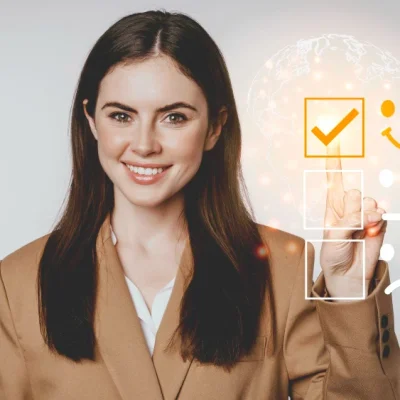 Mulher sorridente em um ambiente de negócios, interagindo com uma interface digital que destaca tendências em Customer Experience para moldar 2025.